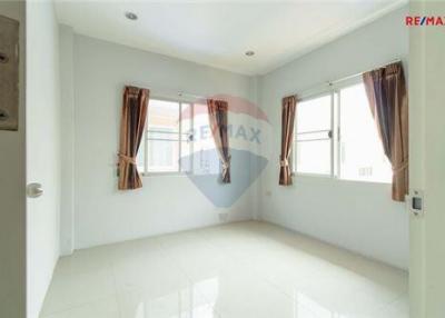 175 Sqm., 5 Beds, 2 Baths Townhouse listed for ฿ 3,500,000.