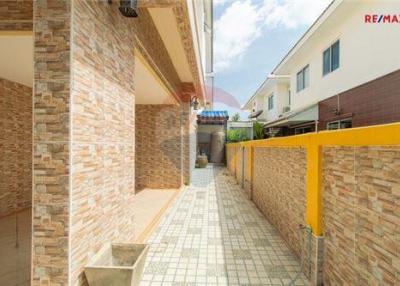 175 Sqm., 5 Beds, 2 Baths Townhouse listed for ฿ 3,500,000.