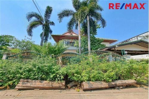 250 Sqm., 4 Beds, 3 Baths House listed for ฿ 15,000,000.