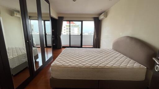 Large Pet-Friendly Condo Ekkamai