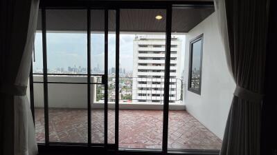 Large Pet-Friendly Condo Ekkamai