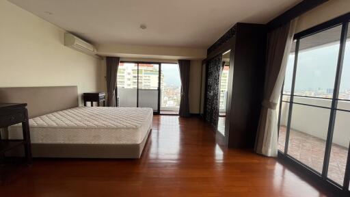 Large Pet-Friendly Condo Ekkamai