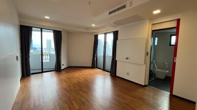 Large Renovated Condo Ekkamai