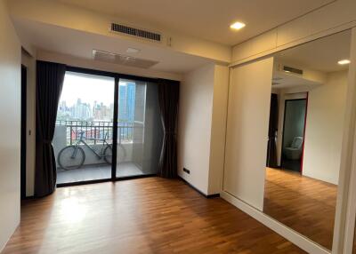 Large Renovated Condo Ekkamai Sale