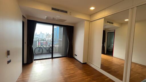 Large Renovated Condo Ekkamai