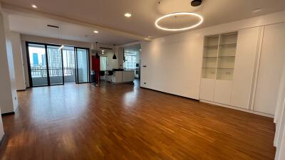 Large Renovated Condo Ekkamai Sale