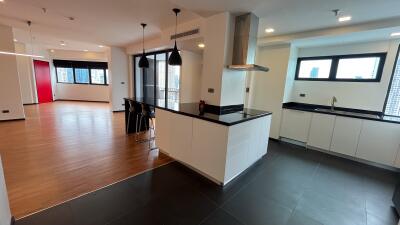 Large Renovated Condo Ekkamai Sale