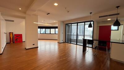 Large Renovated Condo Ekkamai Sale