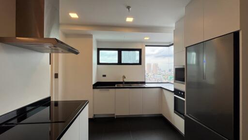 Large Renovated Condo Ekkamai Sale