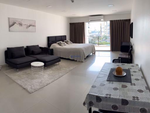 Studio Condo in Platinum Suites Jomtien C010352