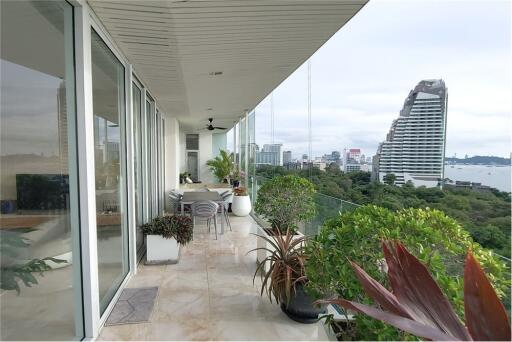 Luxurious 3Bedroom Condo in The Cove with Sea View