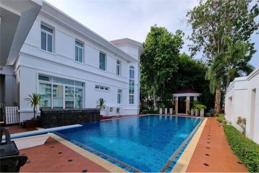 Grandiose Luxury Pool Villa in Pratumnak