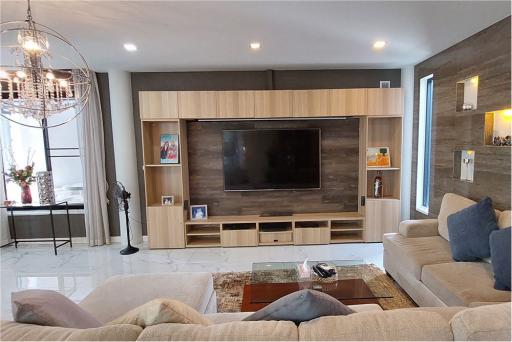 Luxury 5 Bedroom Private house in soi Khaotalo