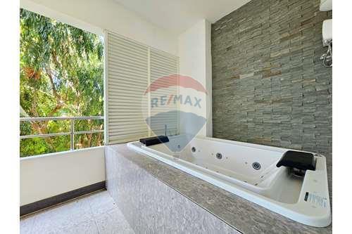 Royal Princess Beach Condominium, Renovated 3 Bed - 920601001-177