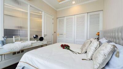 คอนโดนี้ มีห้องนอน 1 ห้องนอน  อยู่ในโครงการ คอนโดมิเนียมชื่อ Grand Florida Beachfront Condo