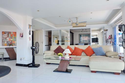 2 bedroom Condo in Golden Pattaya Condominium Na Kluea