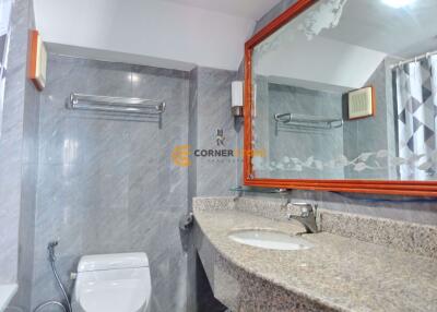 คอนโดนี้ มีห้องนอน 1 ห้องนอน  อยู่ในโครงการ คอนโดมิเนียมชื่อ Sombat Pattaya Condotel 