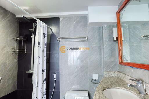 คอนโดนี้ มีห้องนอน 1 ห้องนอน  อยู่ในโครงการ คอนโดมิเนียมชื่อ Sombat Pattaya Condotel 