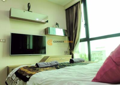 คอนโดนี้มี 2 ห้องนอน  อยู่ในโครงการ คอนโดมิเนียมชื่อ Dusit Grand Condo View Jomtien 