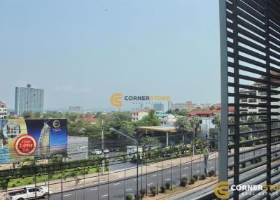 คอนโดนี้มี ห้องสตูดิโอ้  อยู่ในโครงการ คอนโดมิเนียมชื่อ The Axis Condo Pattaya 