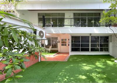 Spacious and Stylish: 3-Bedroom Greenhouse Home with Easy Access to Ekkamai BTS.