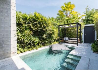 private pool villas guaranteed return 6%.