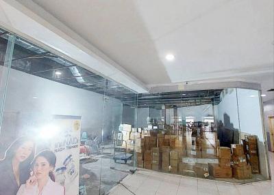 Retail space for rent in Watthana