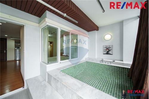 48 Sqm., 1 Bed, 1 Bath Condo listed for ฿ 3,300,000.
