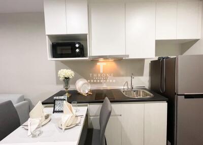 Modern kitchen with dining area