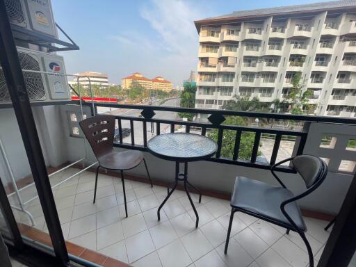 3 Bedrooms Apartment With Central Location In Jomtien For Sale