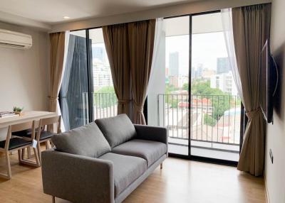 FYNN Aree 2-Bedroom 2-Bathroom Fully-Furnished Condo for Rent