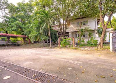 2 Storey Spacious 5 Bedrooms Villa In Bangkok