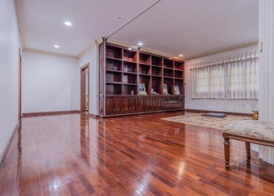 2 Storey Spacious 5 Bedrooms Villa In Bangkok