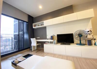 Urbano Absolute Sathon-Taksin 1-Bedroom 1-Bathroom Fully-Furnished Condo for Rent