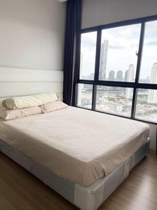 Urbano Absolute Sathon-Taksin 1-Bedroom 1-Bathroom Fully-Furnished Condo for Rent