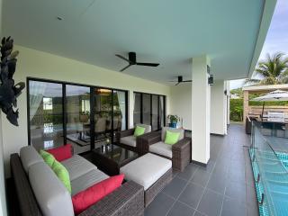 Freehold 2 Story Luxury Pool Villa For Sale on Black Mountain