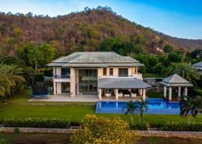 Black Mountain Golf Course : 5 Bedroom Luxury Mansion