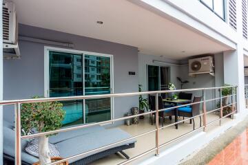 Designer Condo with outdoor jacuzzi, mountain and ocean view 2 Bed 2 Bath