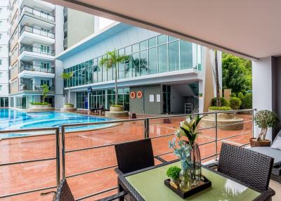 Designer Condo with outdoor jacuzzi, mountain and ocean view 2 Bed 2 Bath