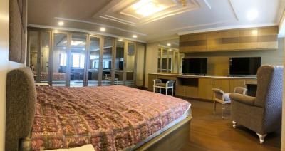 4-bedroom spacious condo for sale in Ekamai area