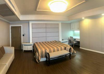 4-bedroom spacious condo for sale in Ekamai area