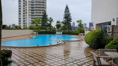 4-bedroom spacious condo for sale in Ekamai area