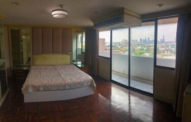 3-bedroom spacious condo for sale in Ekamai area