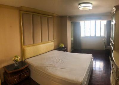 3-bedroom spacious condo for sale in Ekamai area