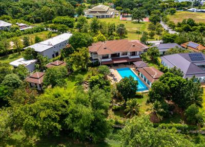 Amazing 9 bed, 8 Bath Pool Villa on Palm Hills Golf Course