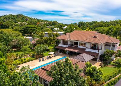 Amazing 9 bed, 8 Bath Pool Villa on Palm Hills Golf Course