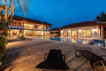 Amazing 9 bed, 8 Bath Pool Villa on Palm Hills Golf Course