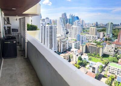 2-bedroom condo for sale a mere 300m from BTS Nana!