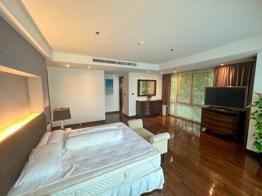 4-bedroom spacious condo for sale 700m from BTS Phromphong