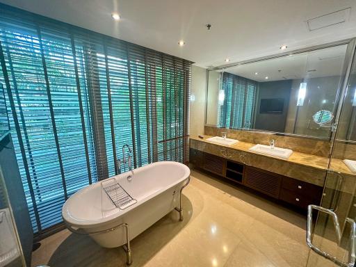 4-bedroom spacious condo for sale 700m from BTS Phromphong